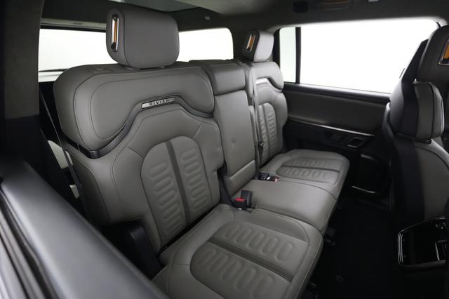 2024 Rivian R1S — photo 4 of 24