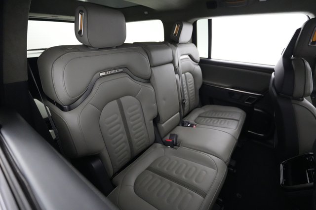 2024 Rivian R1S — photo 4 of 24