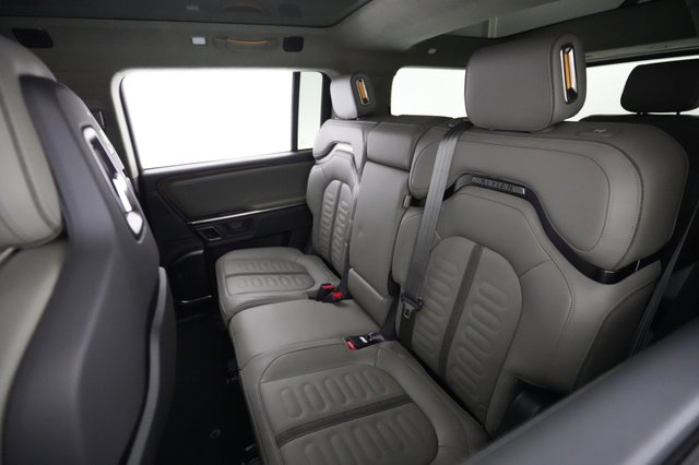2024 Rivian R1S — photo 18 of 24