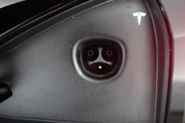 2023 Tesla Model S — photo 8 of 25