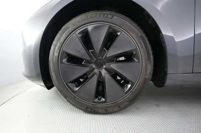 2025 Tesla Model 3 — photo 7 of 22