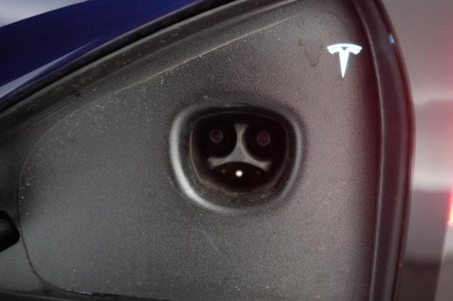 2024 Tesla Model S — photo 8 of 21