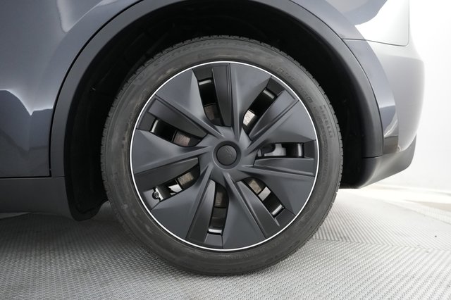 2024 Tesla Model Y — photo 7 of 22
