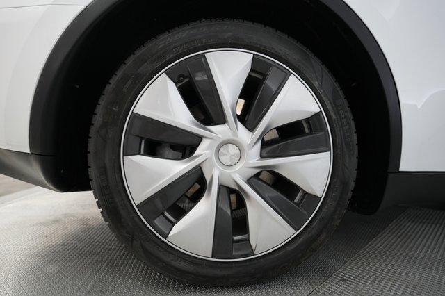 2023 Tesla Model Y — photo 17 of 24