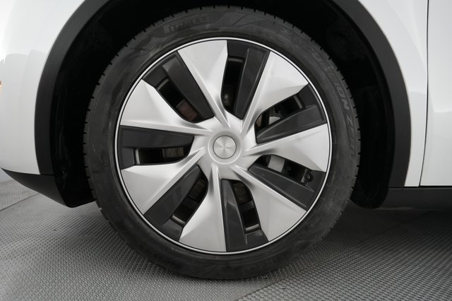 2023 Tesla Model Y — photo 15 of 24