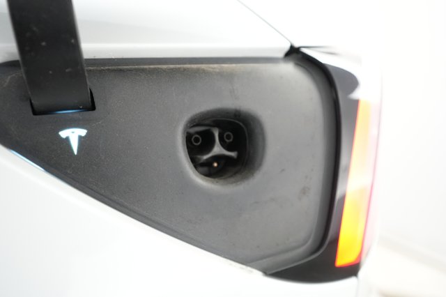 2023 Tesla Model Y — photo 8 of 24