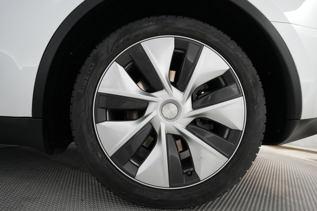2023 Tesla Model Y — photo 16 of 24