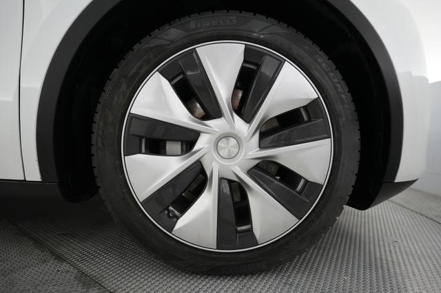 2023 Tesla Model Y — photo 7 of 24