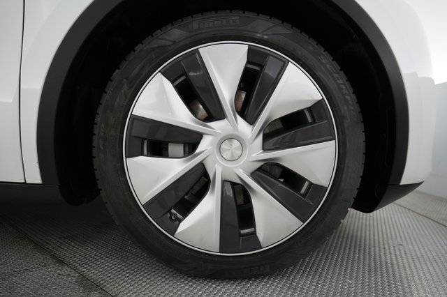 2023 Tesla Model Y — photo 7 of 24