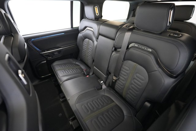 2024 Rivian R1S — photo 18 of 22