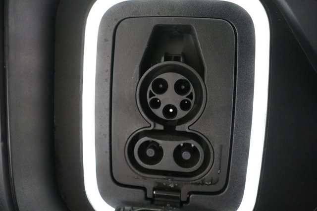 2024 Rivian R1S — photo 8 of 22