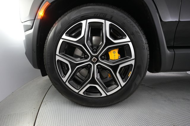 2024 Rivian R1S — photo 16 of 22