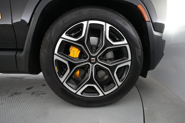 2024 Rivian R1S — photo 7 of 22