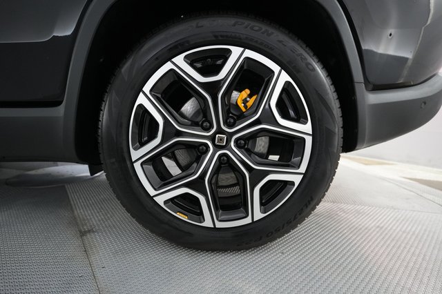 2024 Rivian R1S — photo 15 of 22