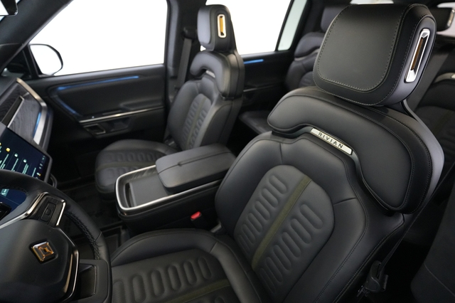 2024 Rivian R1S