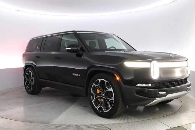 2024 Rivian R1S — photo 10 of 22