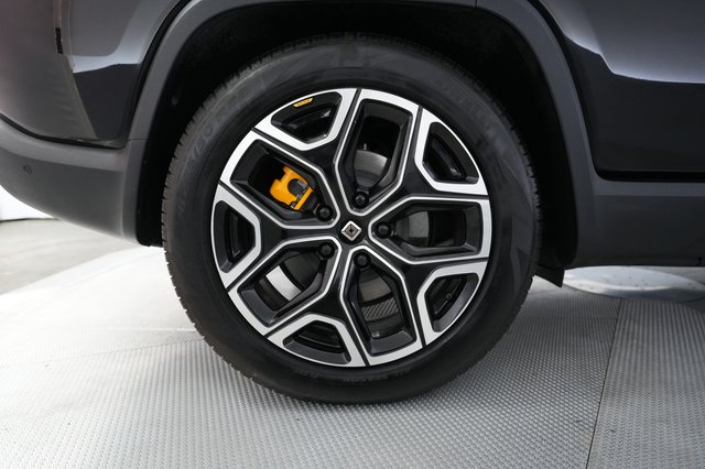 2024 Rivian R1S — photo 17 of 22