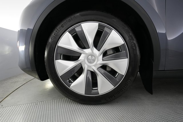 2023 Tesla Model Y — photo 17 of 26