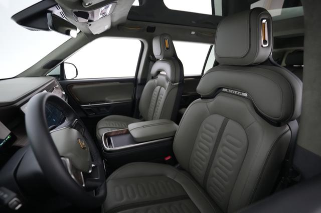 2024 Rivian R1S — photo 3 of 24