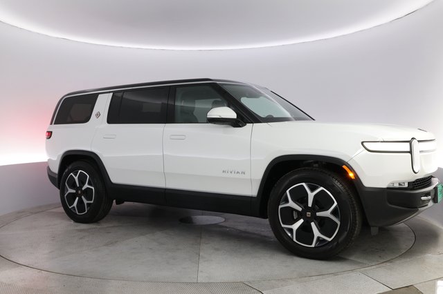 2024 Rivian R1S — photo 11 of 24