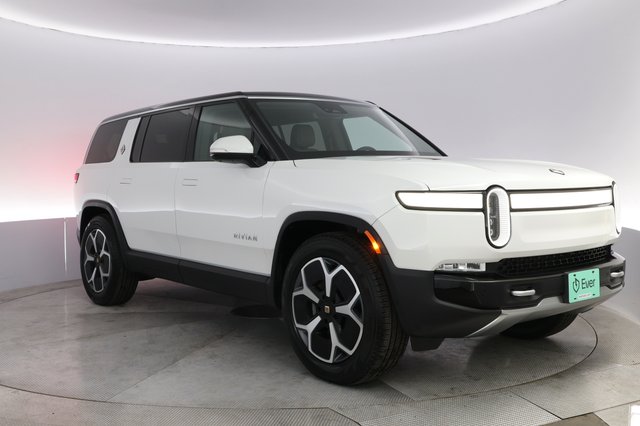 2024 Rivian R1S — photo 10 of 24