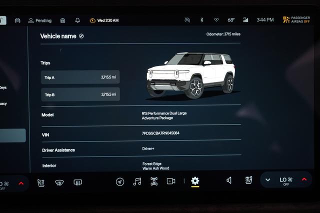 2024 Rivian R1S — photo 5 of 24