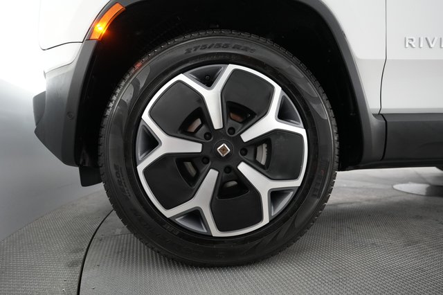 2024 Rivian R1S — photo 16 of 24