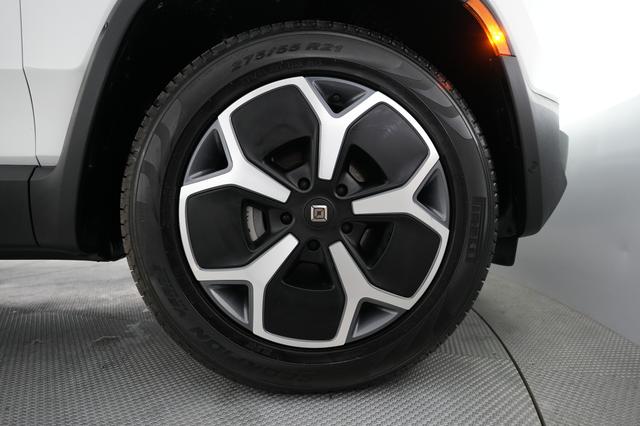 2024 Rivian R1S — photo 7 of 24