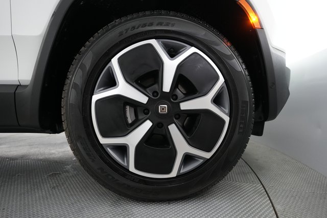 2024 Rivian R1S — photo 7 of 24