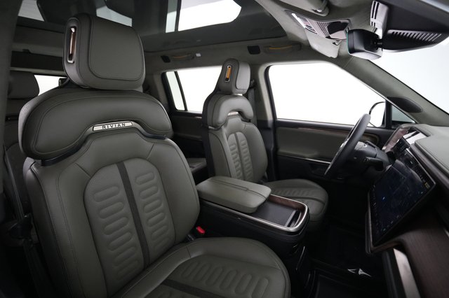 2024 Rivian R1S — photo 18 of 24
