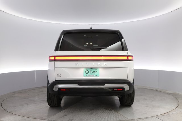 2024 Rivian R1S — photo 12 of 24