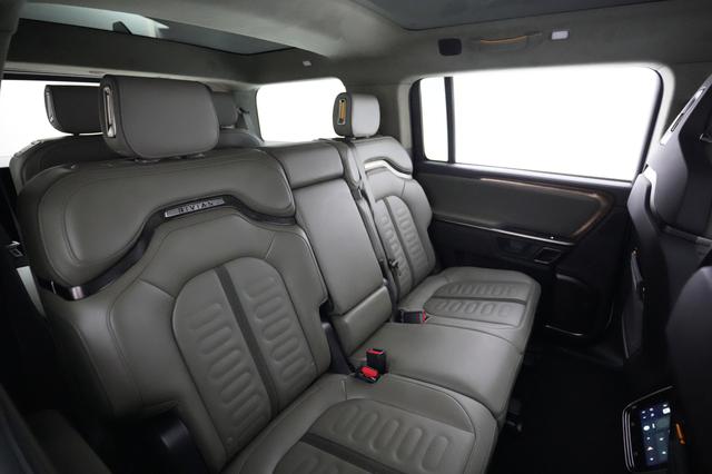 2024 Rivian R1S — photo 4 of 24