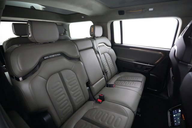 2024 Rivian R1S — photo 4 of 24