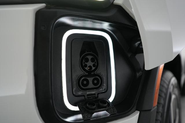 2024 Rivian R1S — photo 8 of 24