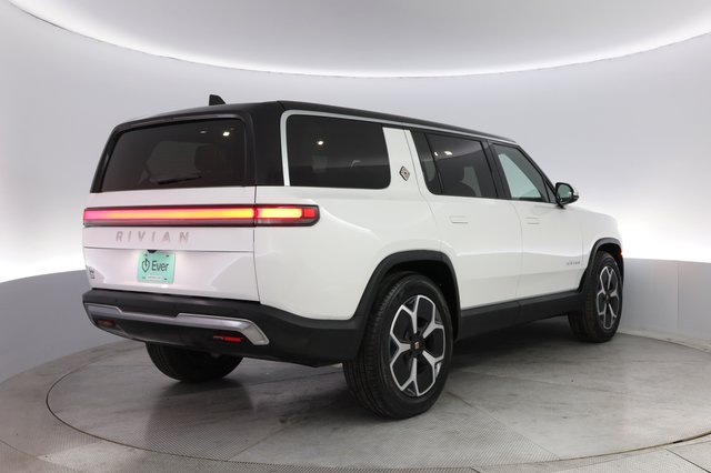 2024 Rivian R1S — photo 2 of 24