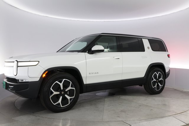 2024 Rivian R1S — photo 14 of 24