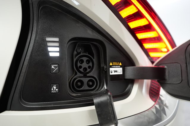 2022 Kia EV6 — photo 8 of 21