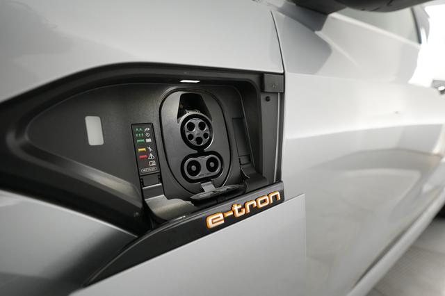 2022 Audi e-tron Sportback — photo 8 of 25