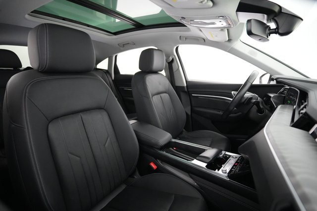 2022 Audi e-tron Sportback — photo 18 of 25