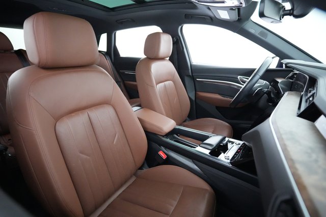 2022 Audi e-tron — photo 19 of 21