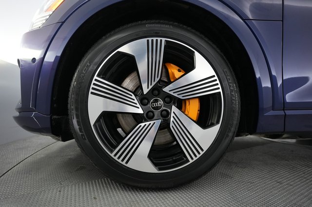 2022 Audi e-tron — photo 16 of 21