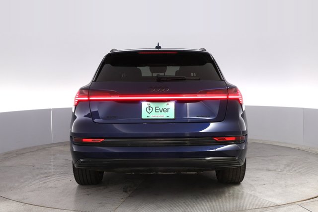 2022 Audi e-tron — photo 12 of 21