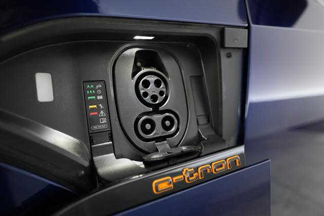 2022 Audi e-tron — photo 8 of 21