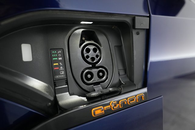 2022 Audi e-tron — photo 8 of 21