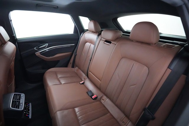 2022 Audi e-tron — photo 18 of 21
