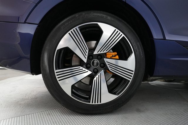 2022 Audi e-tron — photo 17 of 21