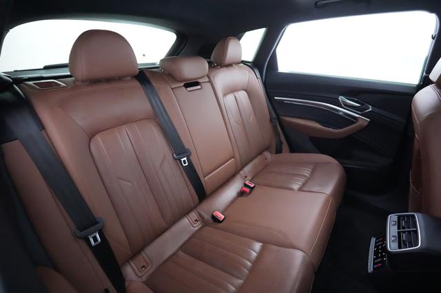 2022 Audi e-tron — photo 4 of 21