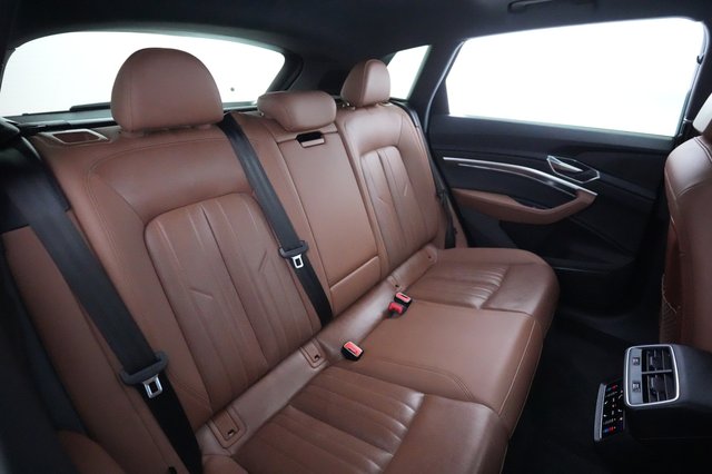 2022 Audi e-tron — photo 4 of 21