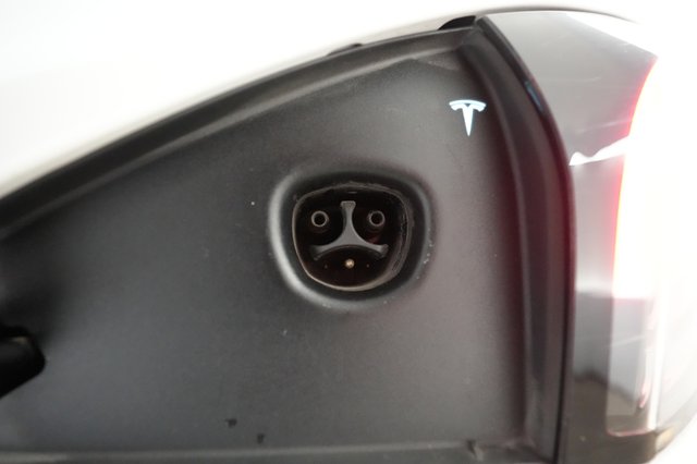 2022 Tesla Model S — photo 8 of 21