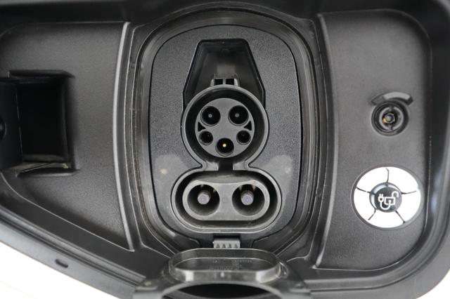 2023 Ford F-150 Lightning — photo 8 of 17